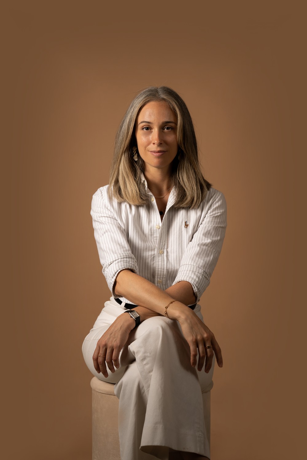 Cécile Cubadda, assise, bras croisés