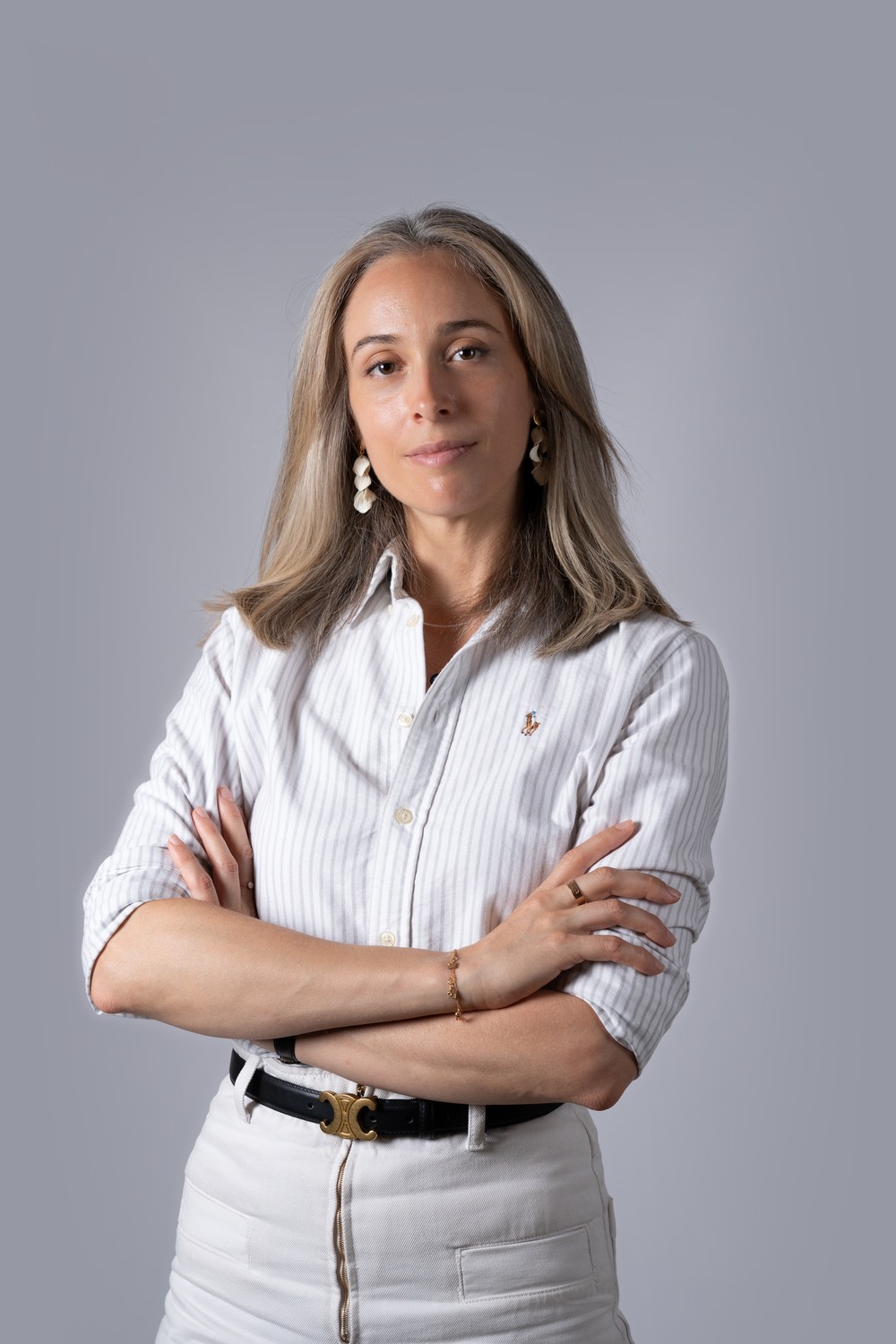 Cécile Cubadda, debout, bras croisés