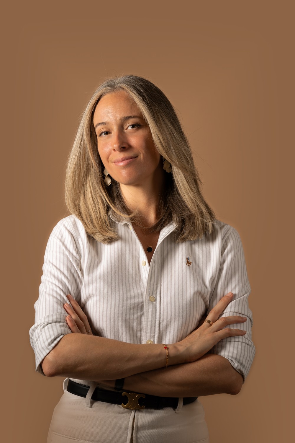 Cécile Cubadda, debout, bras croisés