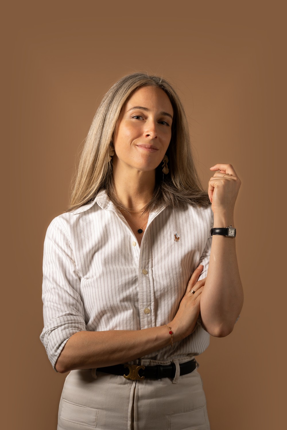 Cécile Cubadda, main levée près du visage