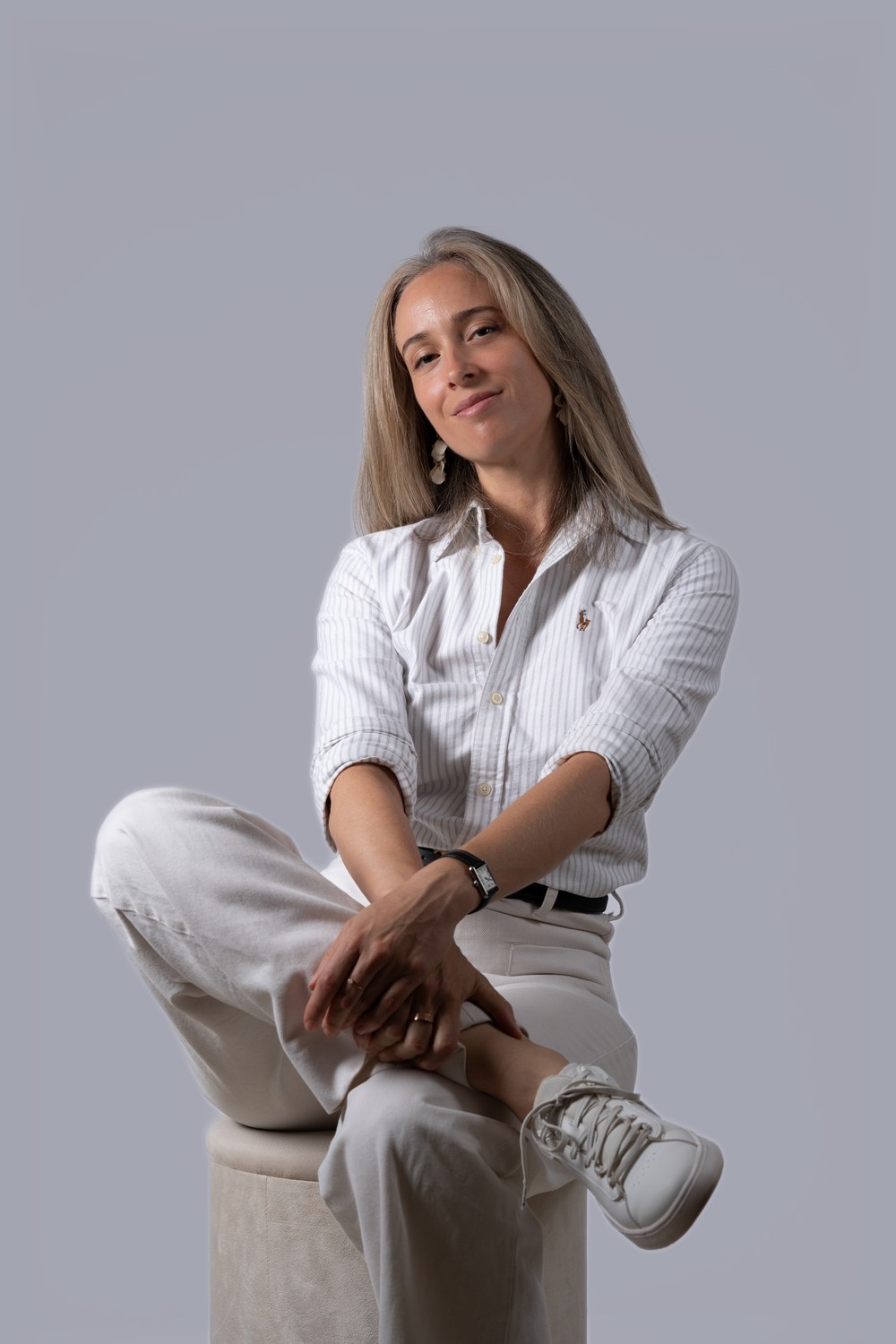 Cécile Cubadda, assise, les mains croisées sur le genou