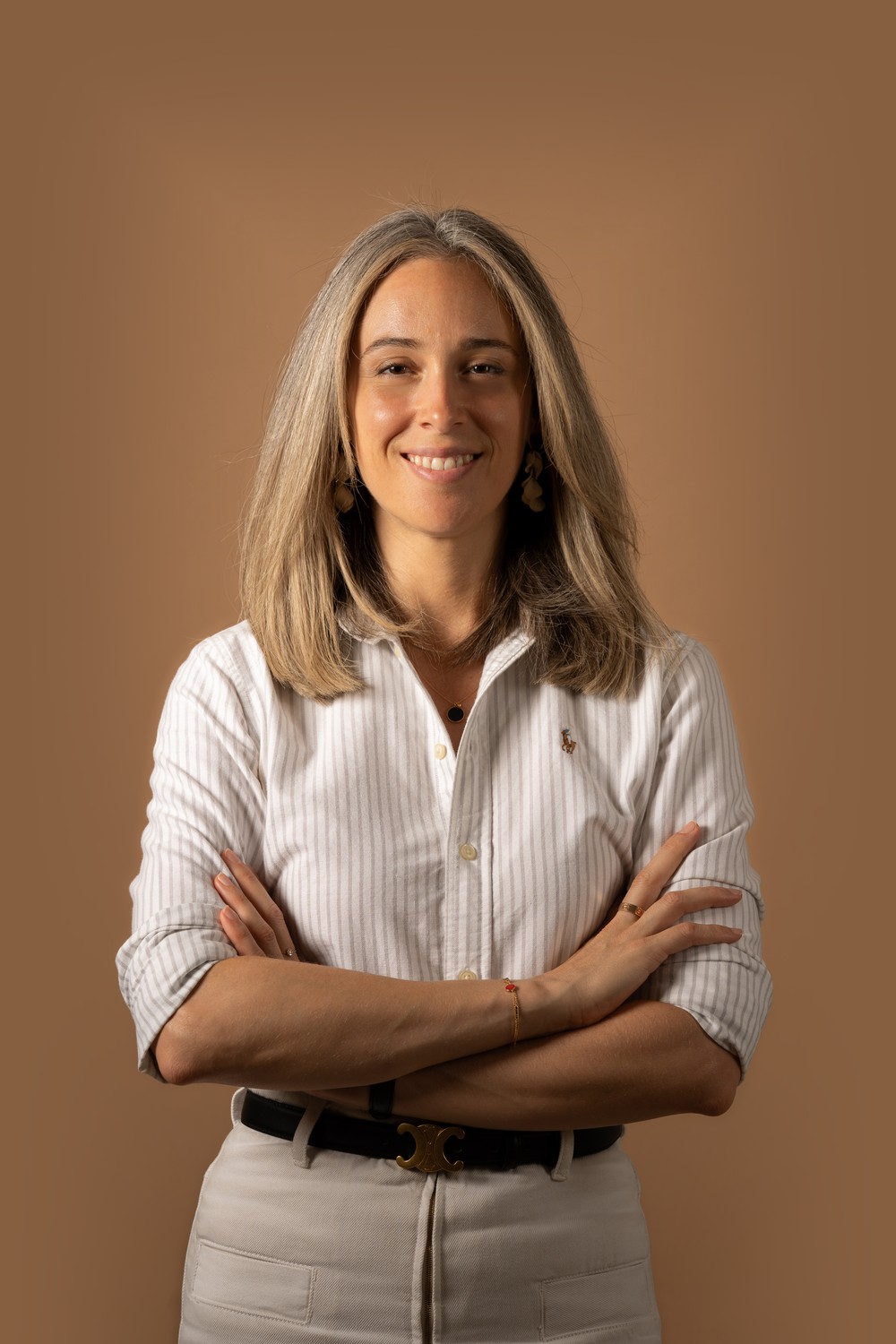 Cécile Cubadda, debout, bras croisés