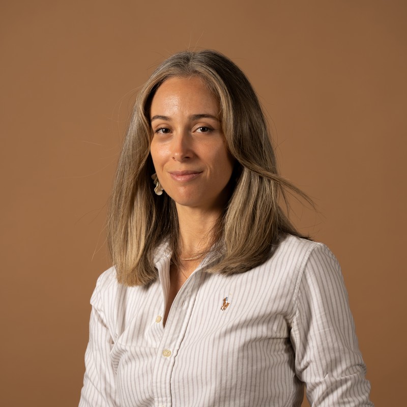 Cécile Cubadda, assise, mains jointes